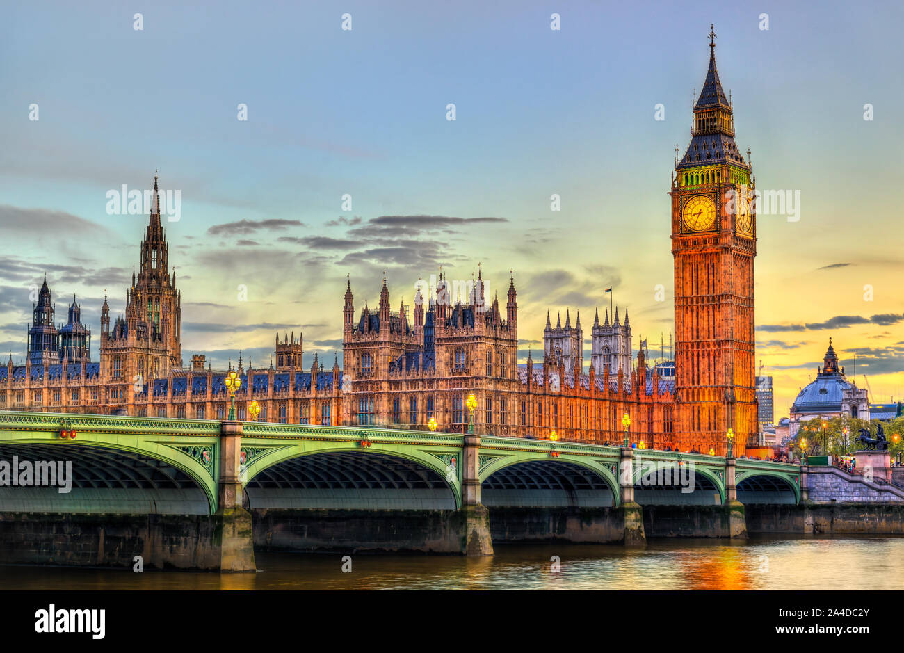 Le Palais et le pont de Westminster à Londres au coucher du soleil - le Royaume-Uni Banque D'Images
