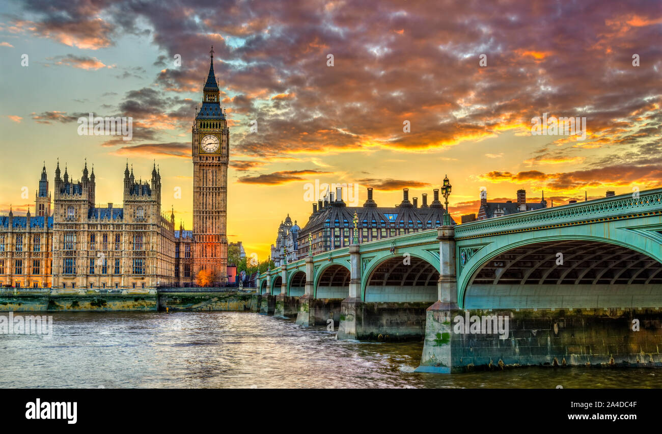 Big Ben et Westminster Bridge à Londres au coucher du soleil - le Royaume-Uni Banque D'Images