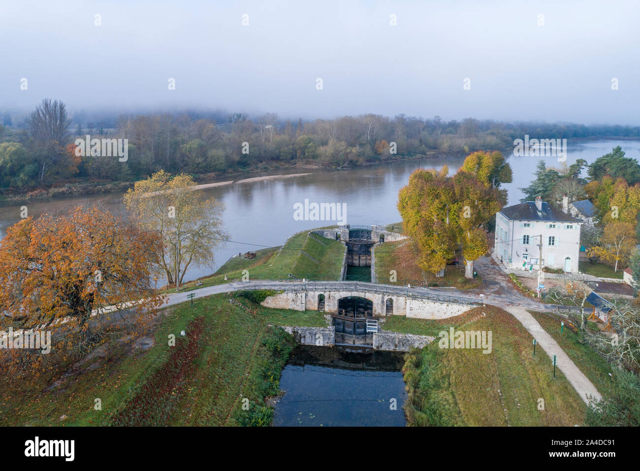 France, Loiret, Chatillon sur Loire, Mantelot lock et de la Loire (vue aérienne) // France, Loiret (45), Châtillon-sur-Loire, l'écluse de Mantelot e Banque D'Images