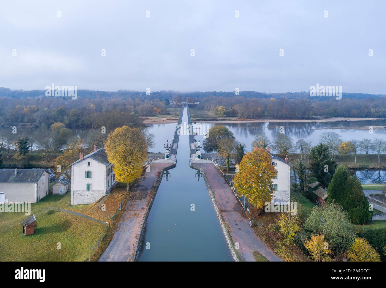 France, Loiret, Briare, le Pont Canal au-dessus de la Loire (vue aérienne) // France, Loiret (45), Briare, le pont-canal au-dessus de la Loire (vue aé Banque D'Images