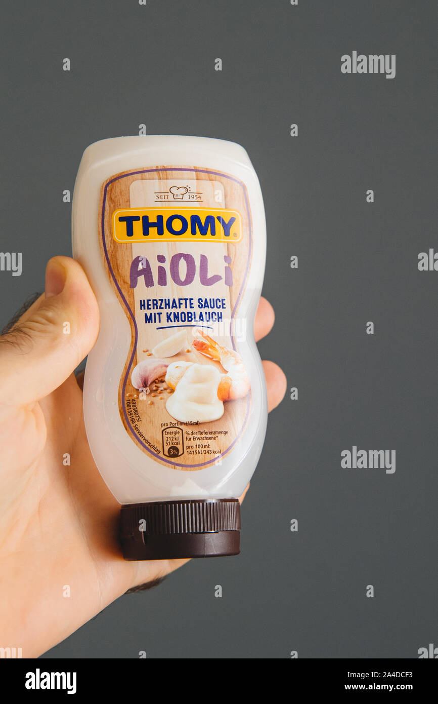 Paris, France - Sep 13, 2019 : man main tenant une délicieuse sauce aïoli à l'ail Thomy Thomy - Suisse de l'alimentation est une marque appartenant à Nestlé Banque D'Images