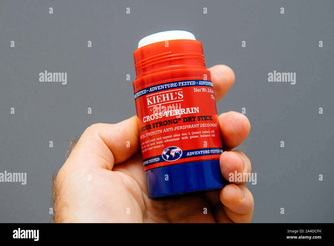 Paris, France - Sep 13, 2019 : Man hand holding nouveau Cross-Terrain Kiehl's 24-heures-stick antitranspirant sec solide déodorant Banque D'Images