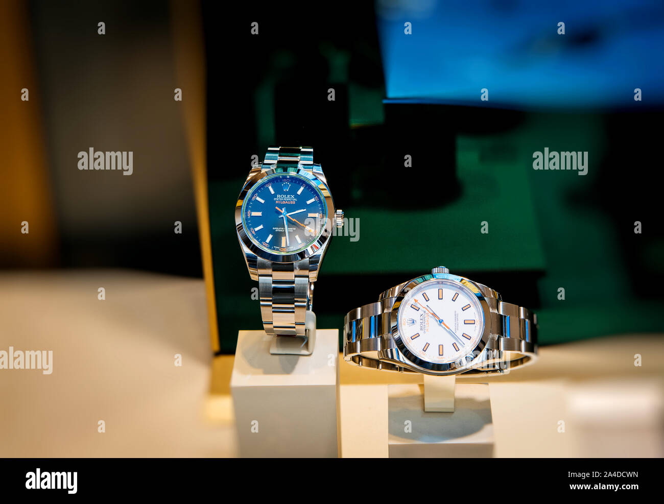 Paris, France - Jul 22, 2017 : Luxe Rolex Oyster Perpetual Milgauss watch  watch bleu et blanc à vendre à réveil watch store Photo Stock - Alamy