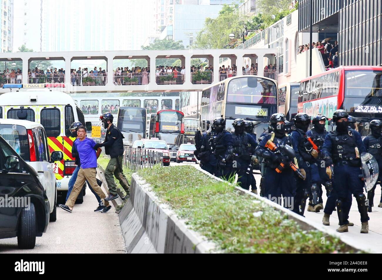 Hong Kong, Chine. 13 Oct, 2019. Des rassemblements pacifiques plongeait dans le chaos le dimanche en tant que militants et policiers se sont affrontés dans des scènes chaotiques à travers les rues de Hong Kong. Ici des affrontements éclatent dans la Tseun Wan district. Gonzales : Crédit Photo/Alamy Live News Banque D'Images