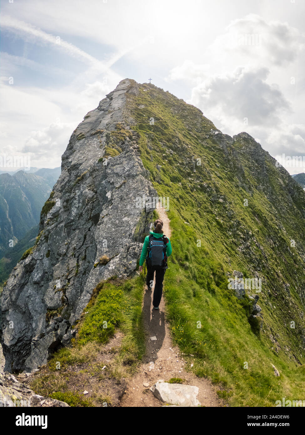 Femme randonnées en montagne, Alpes autrichiennes, Bad Gastein, Salzburg, Autriche Banque D'Images