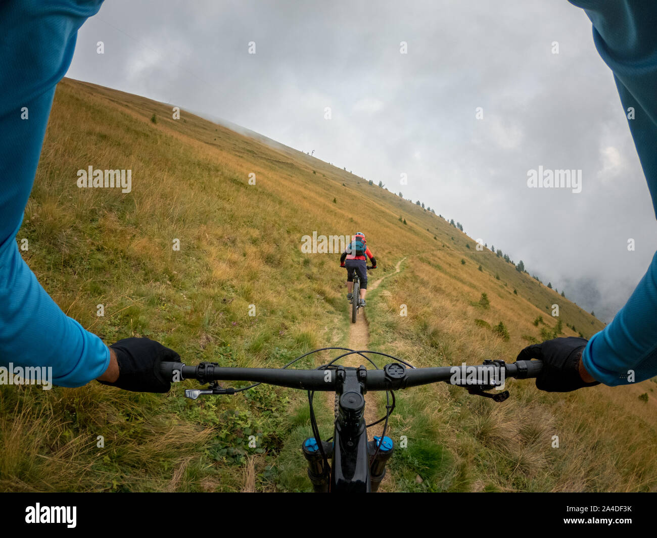 Deux personnes mountain biking in Kals am Grossglockner, Lienz, Tyrol, Autriche Banque D'Images