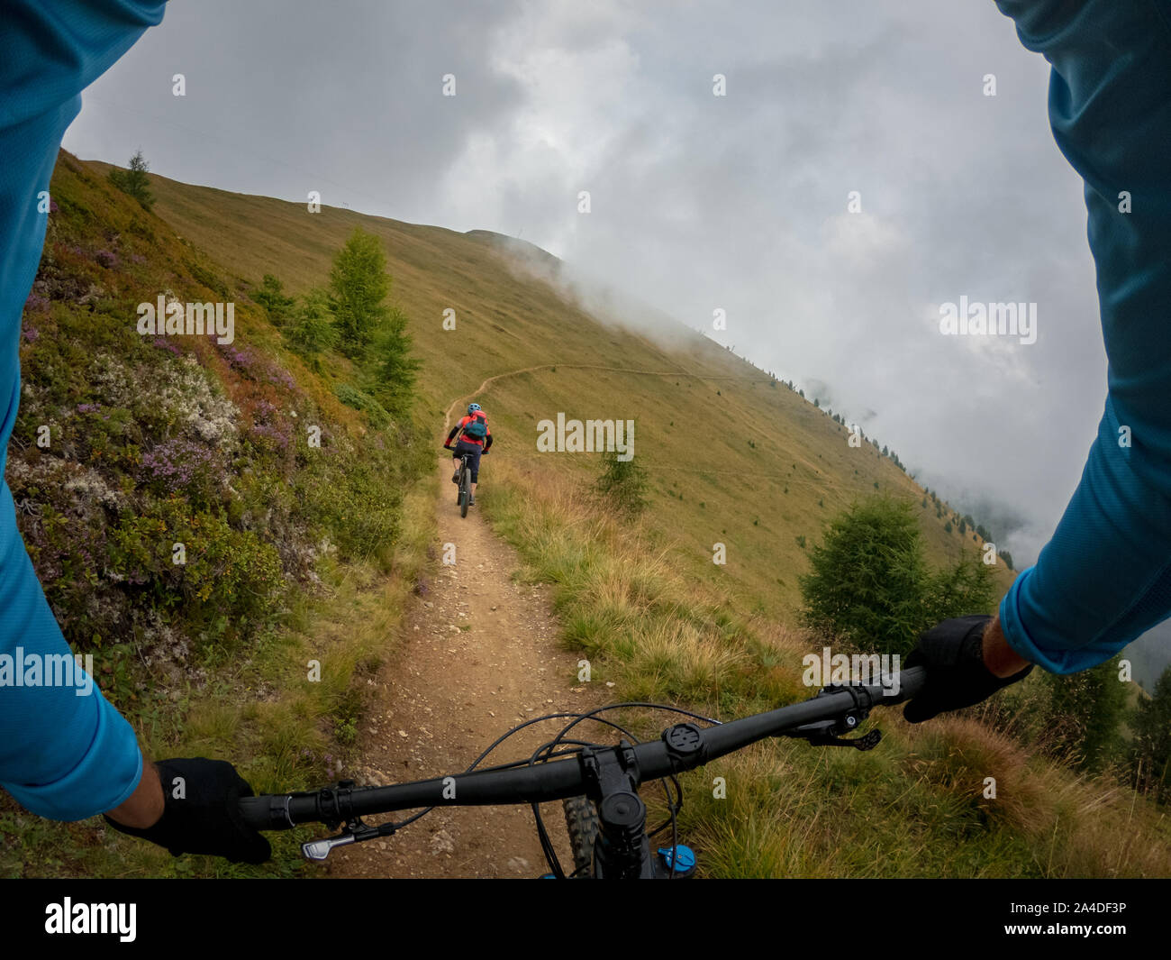 Deux personnes mountain biking in Kals am Grossglockner, Lienz, Tyrol, Autriche Banque D'Images