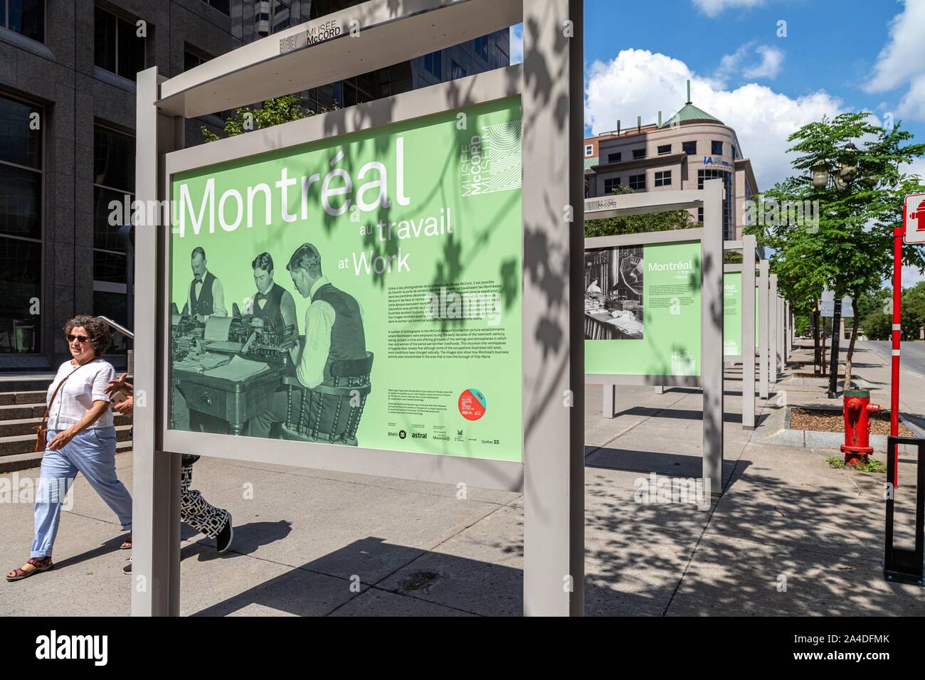 Exposition MONTRÉAL AU TRAVAIL ORGANISÉE PAR LE MUSÉE MCCORD, Avenue Mcgill College, MONTRÉAL, QUÉBEC, CANADA Banque D'Images