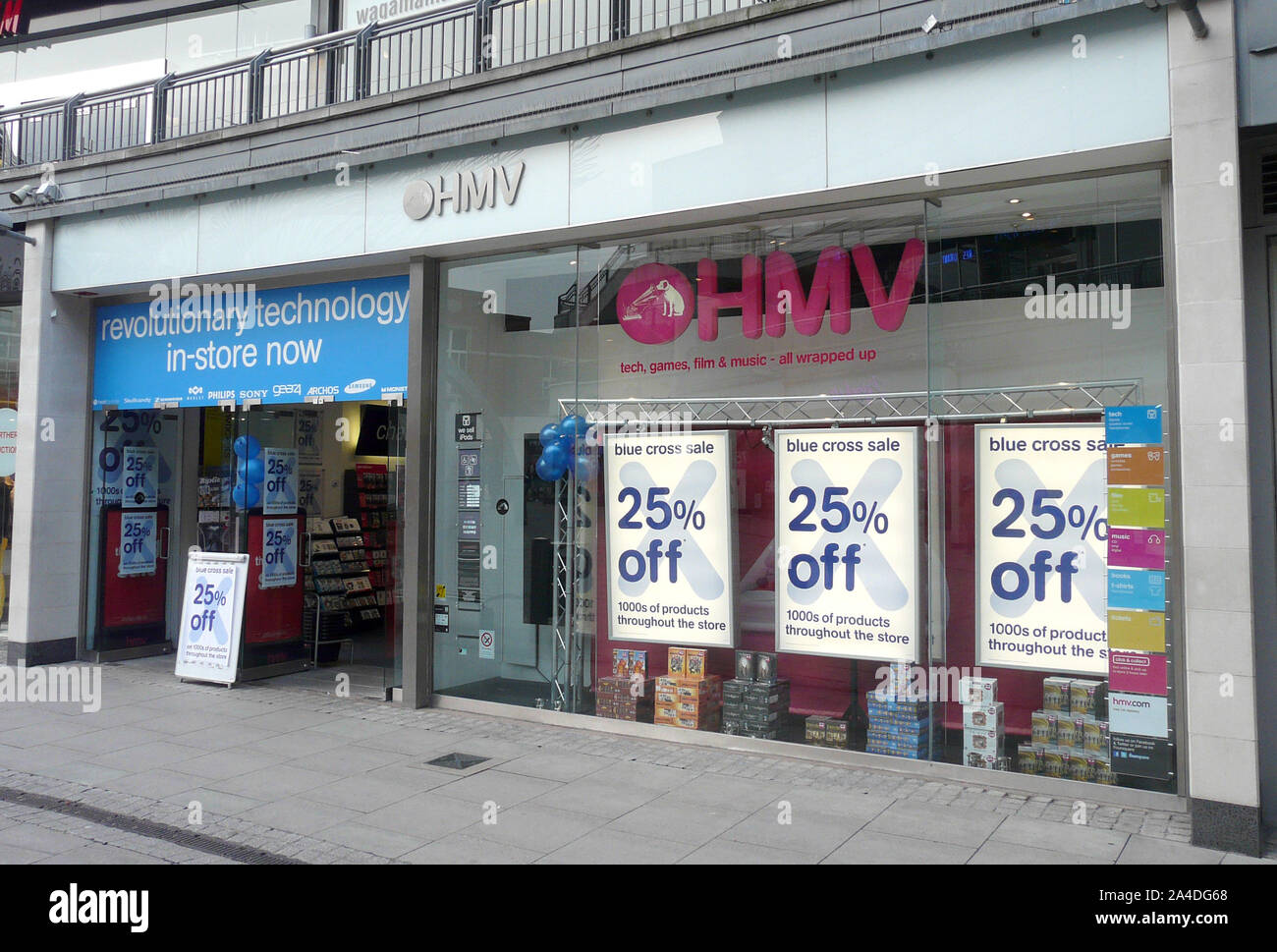 La photo doit être crédité ©Presse Alpha 066465 15/01/13 UN MAGASIN HMV à Islington, au nord de Londres le jour où il a été annoncé qu'il est de nommer un administrateur, ce qui en fait la dernière victime sur la High Street et font de 4 350 emplois en péril. Deloitte gardera l'HMV 239 magasins dans le Royaume-Uni et la République d'Irlande ouvrir alors qu'il évalue les perspectives pour l'entreprise et cherche des acheteurs potentiels. Le détaillant, dont le premier magasin a été ouvert à Londres, Oxford Street en 1921, a dû faire face à une concurrence intense auprès de détaillants en ligne, les téléchargements numériques et des supermarchés au cours des dernières années. T de l'entreprise Banque D'Images