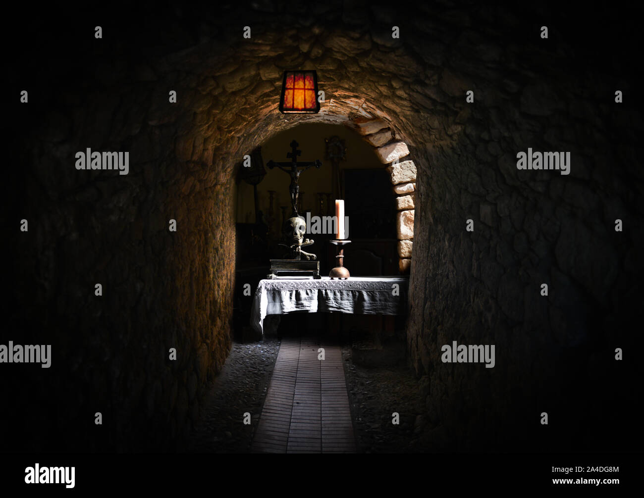 Un set de table avec une bougie et du crâne dans une cave Banque D'Images