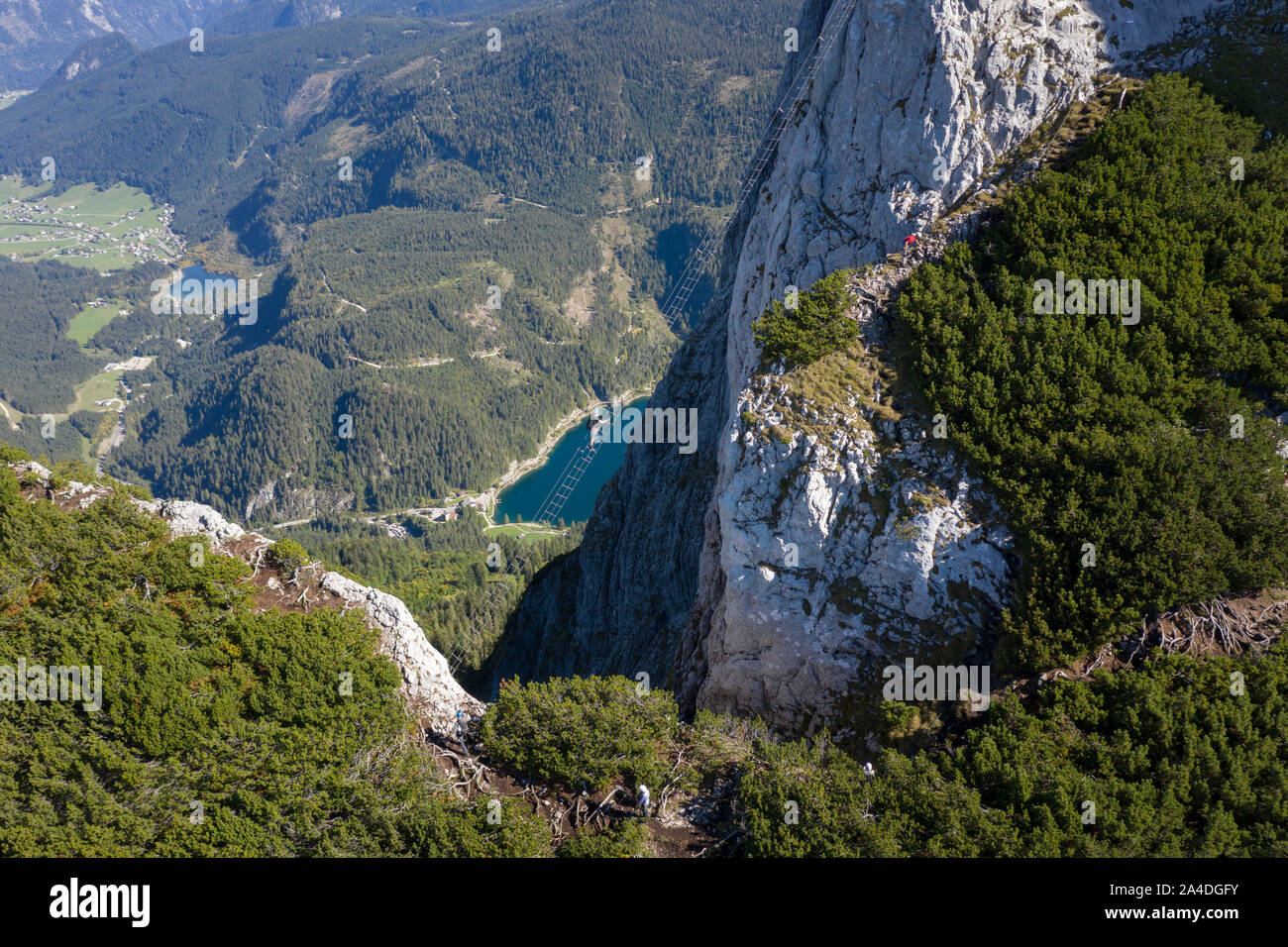 Woman climbing up une via ferrata, Gosau, Gmunden, Haute Autriche, Autriche Banque D'Images