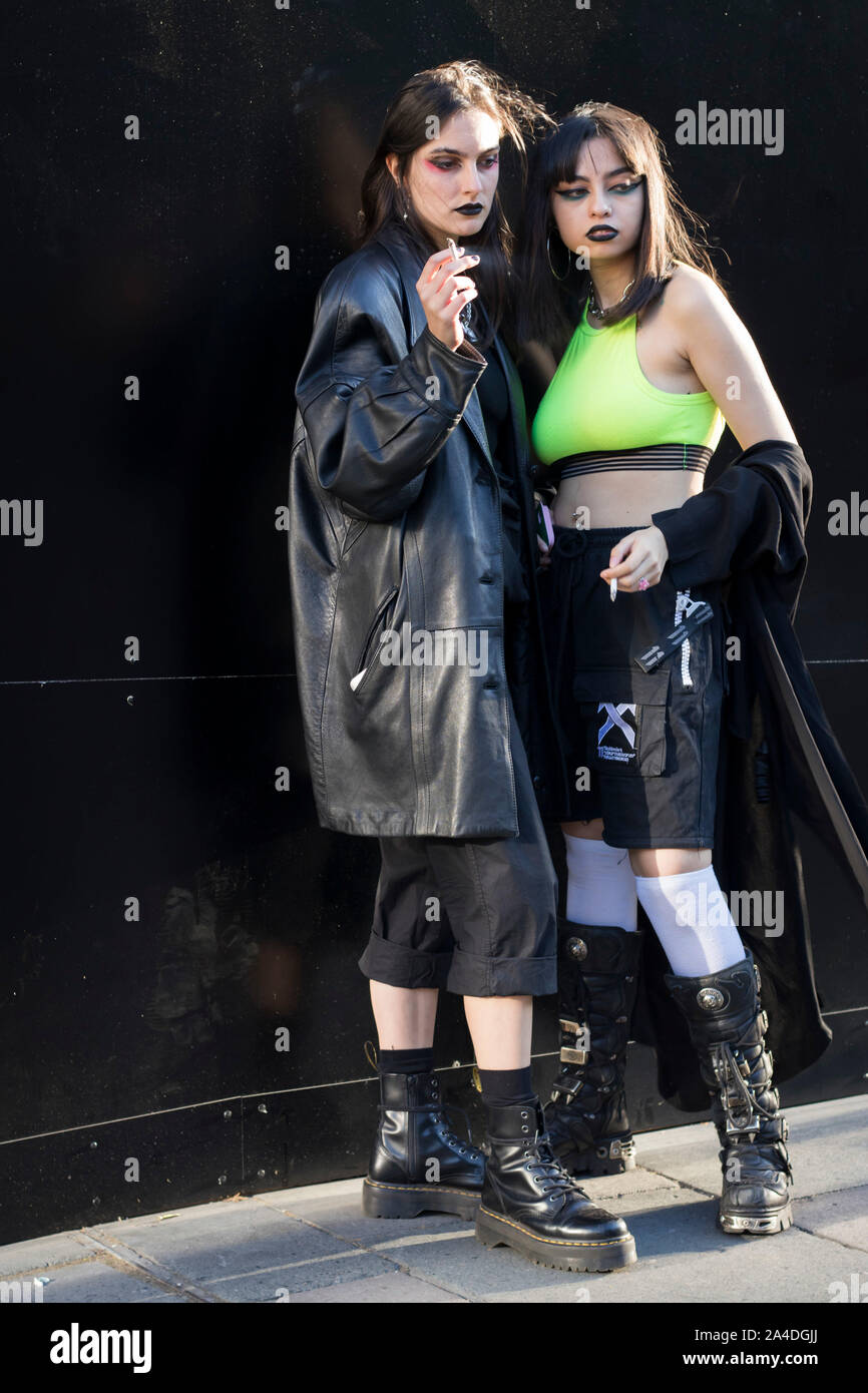 Londres, ANGLETERRE - 15 septembre 2019 rassemblement à l'extérieur de 180 participants élégant Strand pour la Semaine de la mode de Londres. Deux jeunes filles vêtues de noir et vert goth Banque D'Images