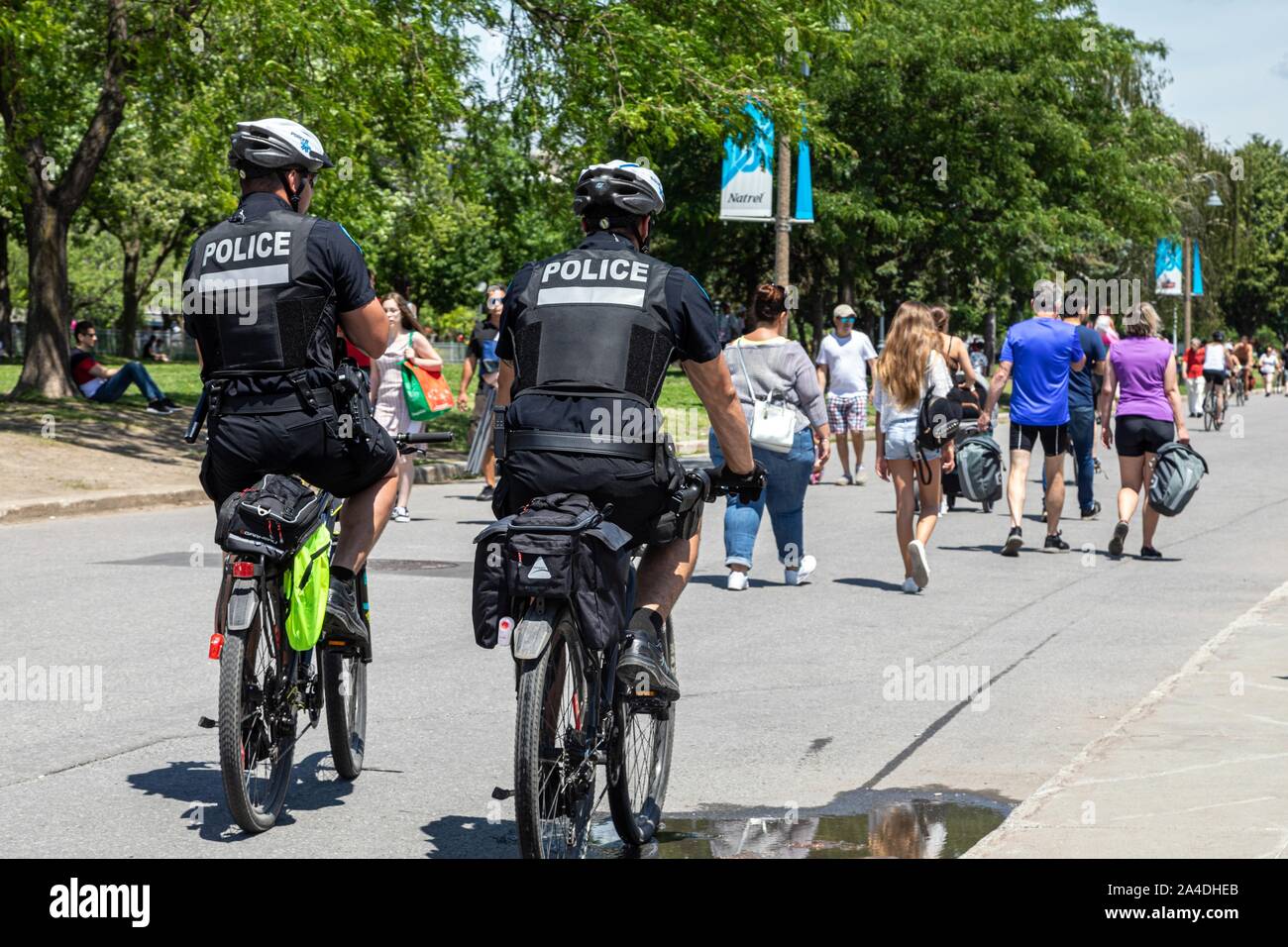 Patrouille de police sur les bicyclettes, PROMENADE SUR LE VIEUX PORT, MONTRÉAL, QUÉBEC, CANADA Banque D'Images