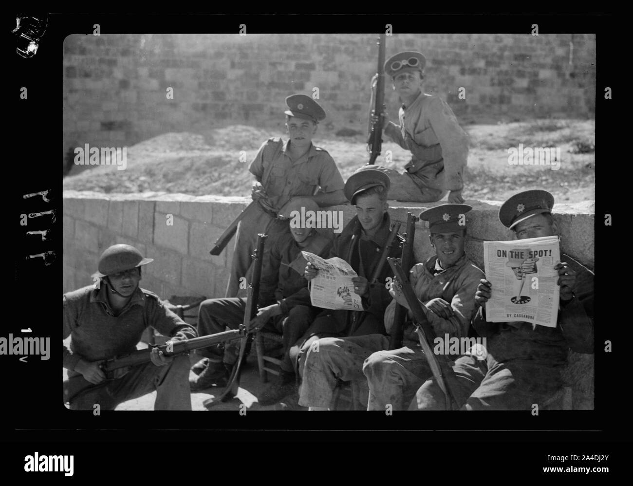 La levée du siège de Jérusalem. Troupes à l'extérieur de la Porte de Damas. 'Le calme' en attendant l'heure du couvre-feu à 10 heures. Banque D'Images