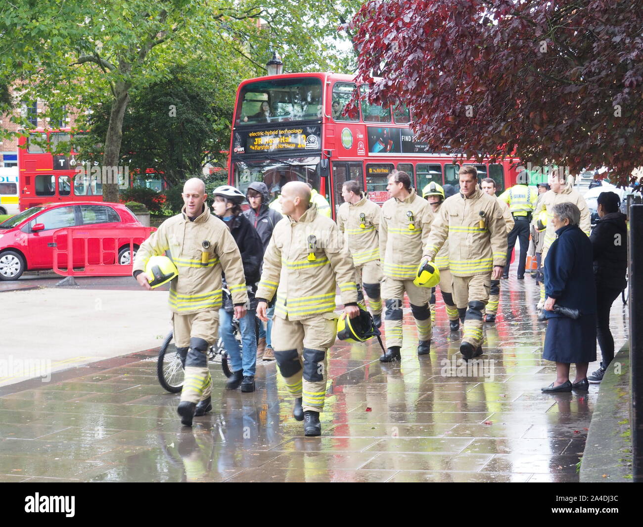 Oxford, UK. 14Th Oct 2019. Les pompiers se rendent à Pont-de-la-Madeleine pour rendre hommage comme le cortège funèbre de PC Andrew Harper passe. Photo : Angela Swann/Alamy Live News Banque D'Images