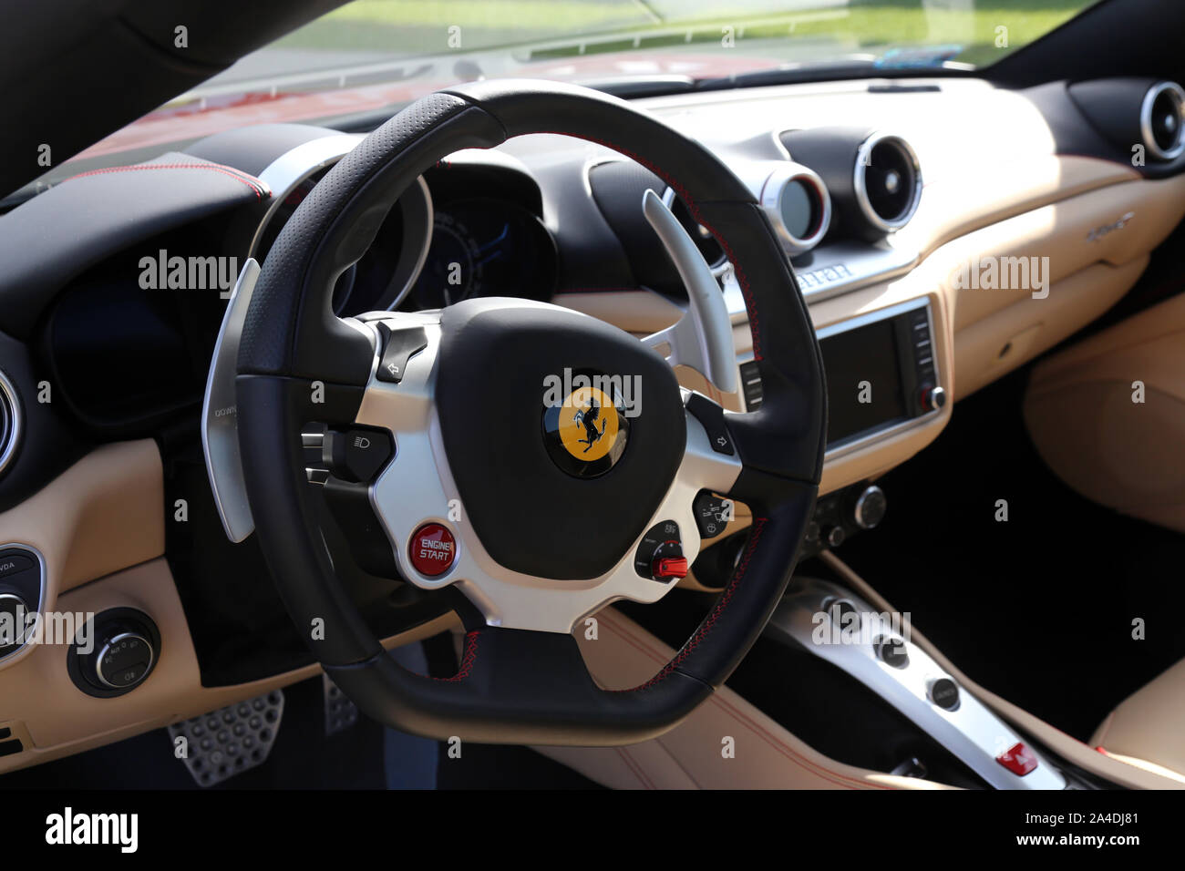 Cracovie. Cracovie. Pologne. Intérieur de cockpit Ferrari California avec logo Ferrari, Prancing Horse au milieu du volant Banque D'Images