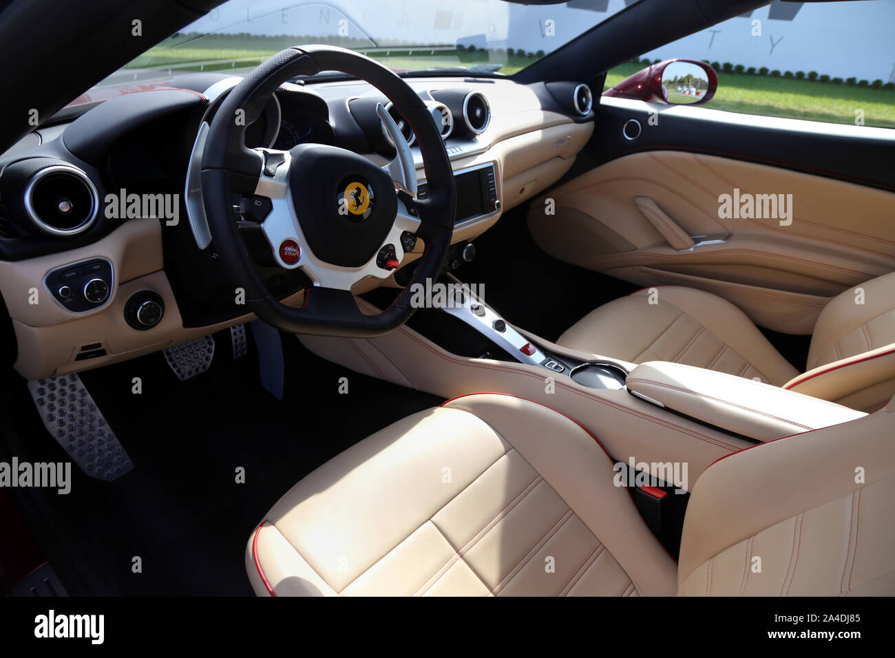 Cracovie. Cracovie. Pologne. Intérieur de cockpit Ferrari California avec logo Ferrari, Prancing Horse au milieu du volant Banque D'Images