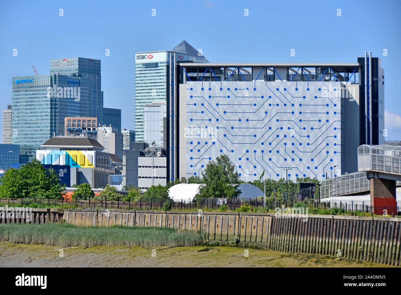 Paysage urbain à partir de la rivière Lea façade moderne de centre de données Telehouse bâtiment et gratte-ciel du quartier financier de Canary Wharf est de Londres Angleterre Royaume-uni Banque D'Images