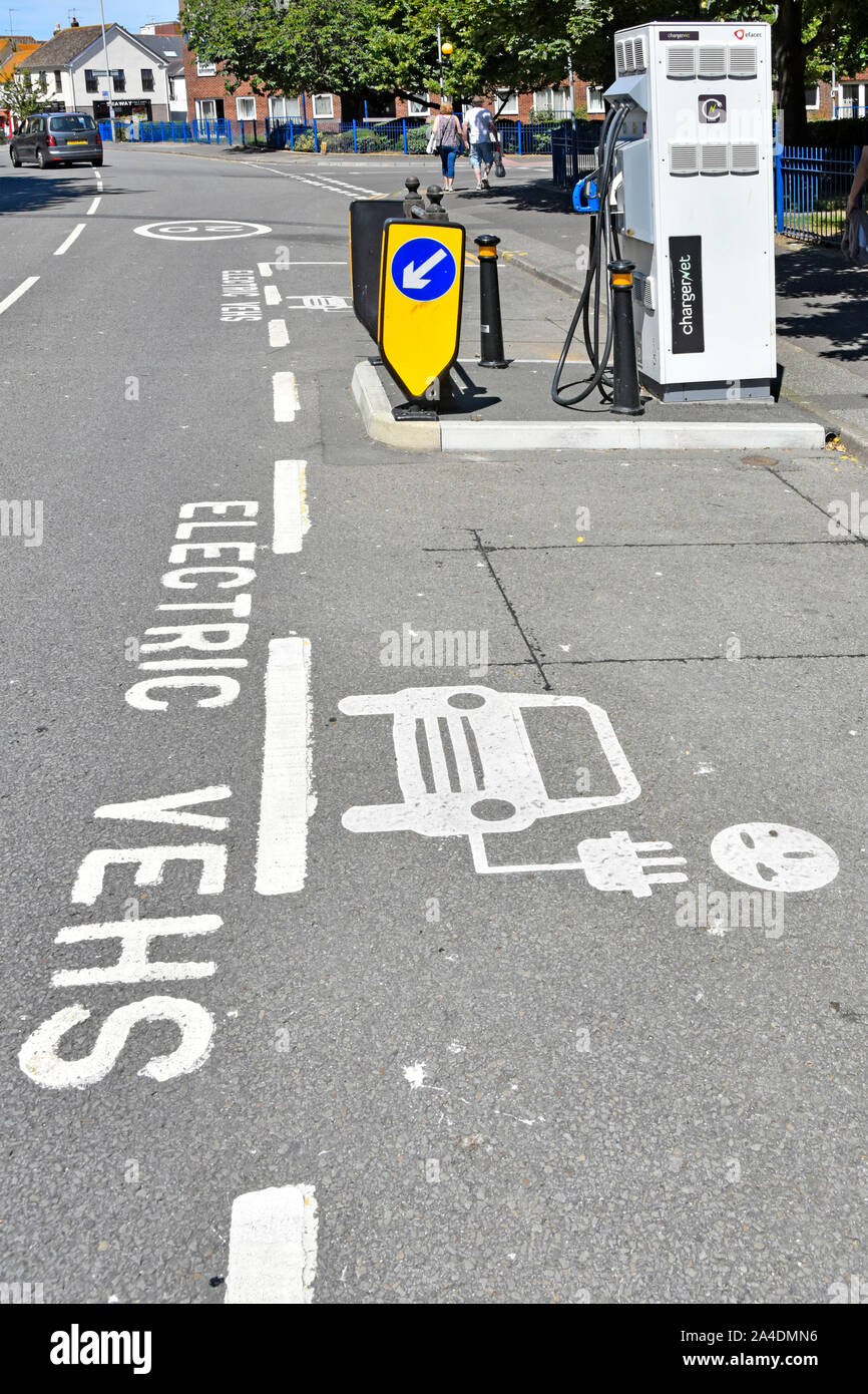 Scène de rue de deux sous utilisées et de la station de recharge de voiture électrique vide avec le marquage routier pour les places de stationnement sur voirie urbaine Poole Dorset England UK Banque D'Images