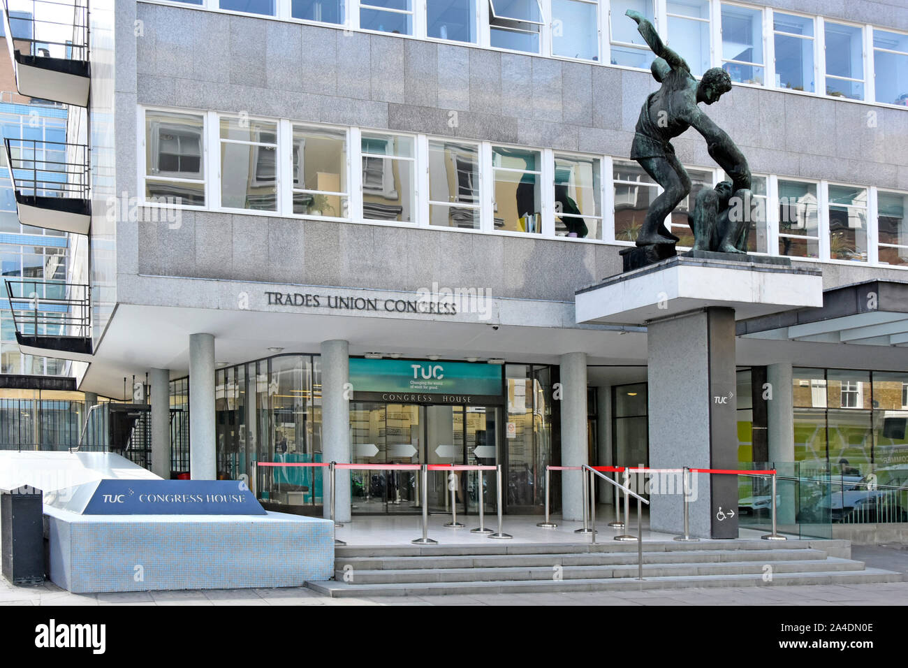 Le Congrès du TUC House Entrée immeuble de bureaux au siège de Trades Union Congress dominé par une statue en bronze par Bernard Meadows London England UK Banque D'Images