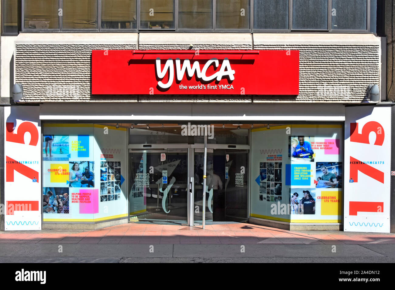 YMCA West End de Londres signe central & entrée avant avec health & fitness club education & bien-être equipements célébrer 175 ans Bloomsbury UK Banque D'Images