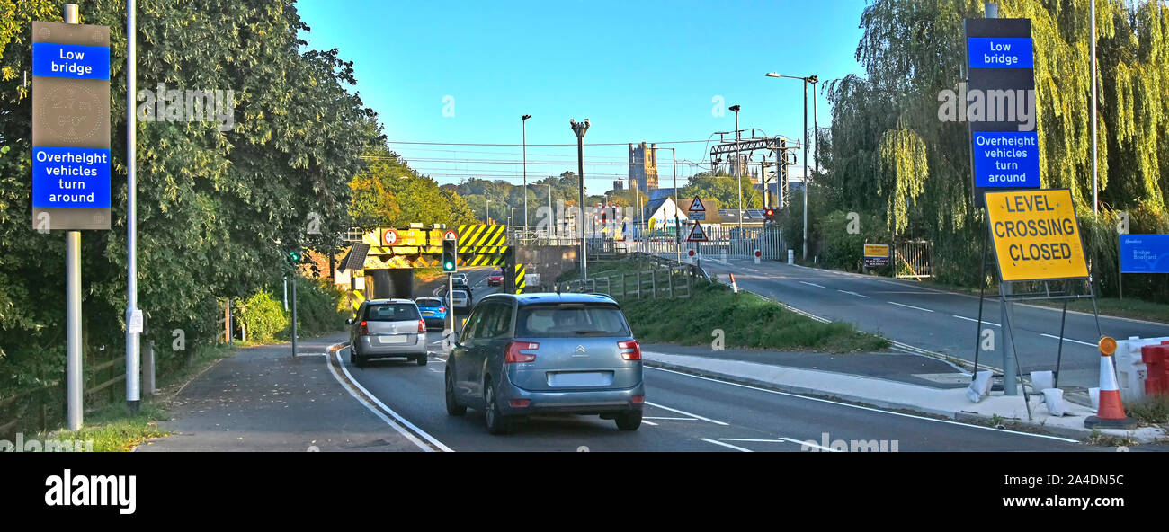 Ville d'Ely très faible de 2,7 mètres sur le pont de chemin de fer Stuntney Road et de bypass des panneaux d'avertissement de passage à niveau permet également obsolète Cambridgeshire England UK Banque D'Images