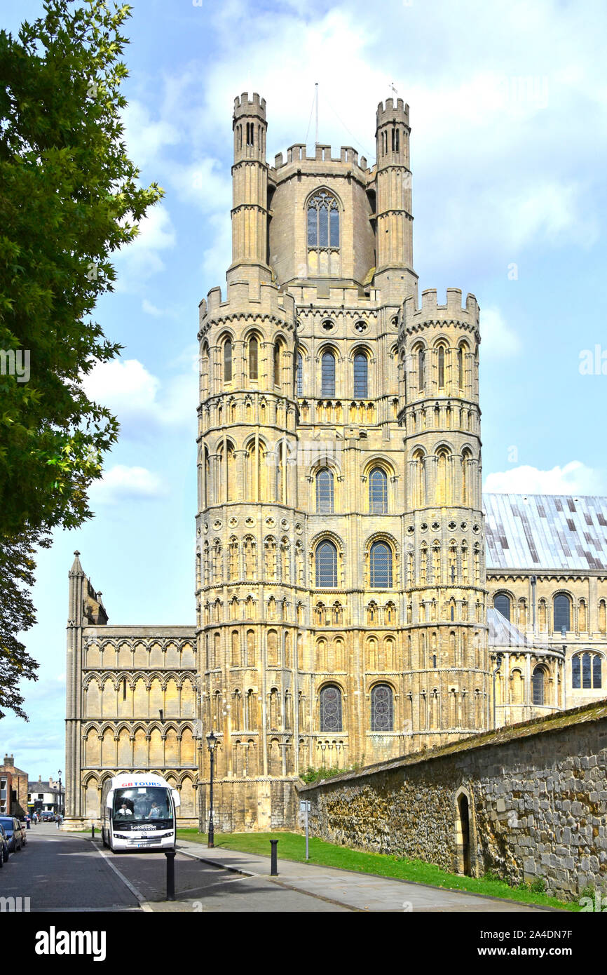 Ely cathédrale normande attraction touristique populaire espace descente de l'autocar de ramassage gratuit & en dessous de la tour ouest de l'East Anglia Cambridgeshire England UK Banque D'Images