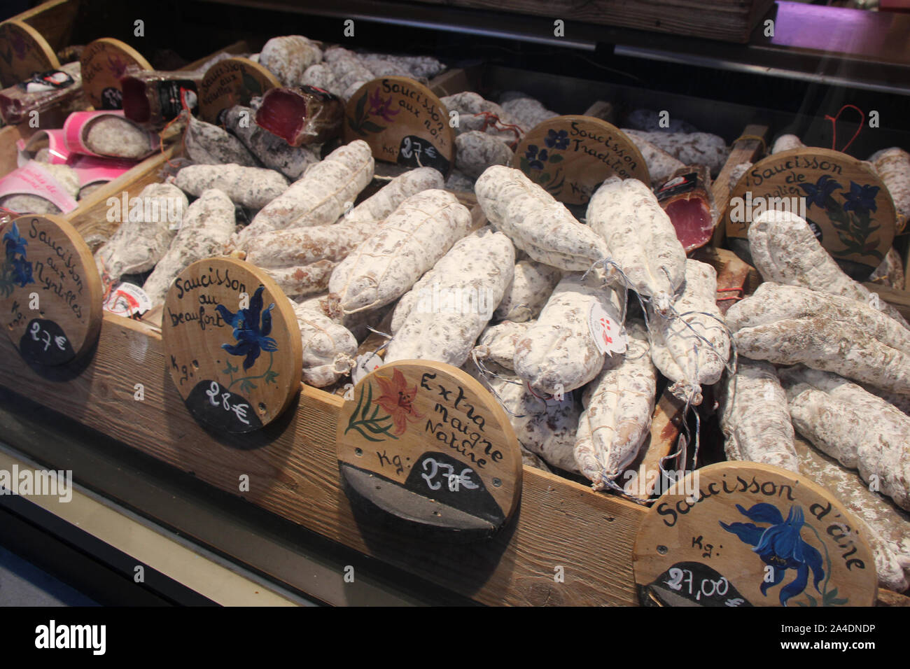 Saucisses dans un magasin à Chamonix (France) Banque D'Images