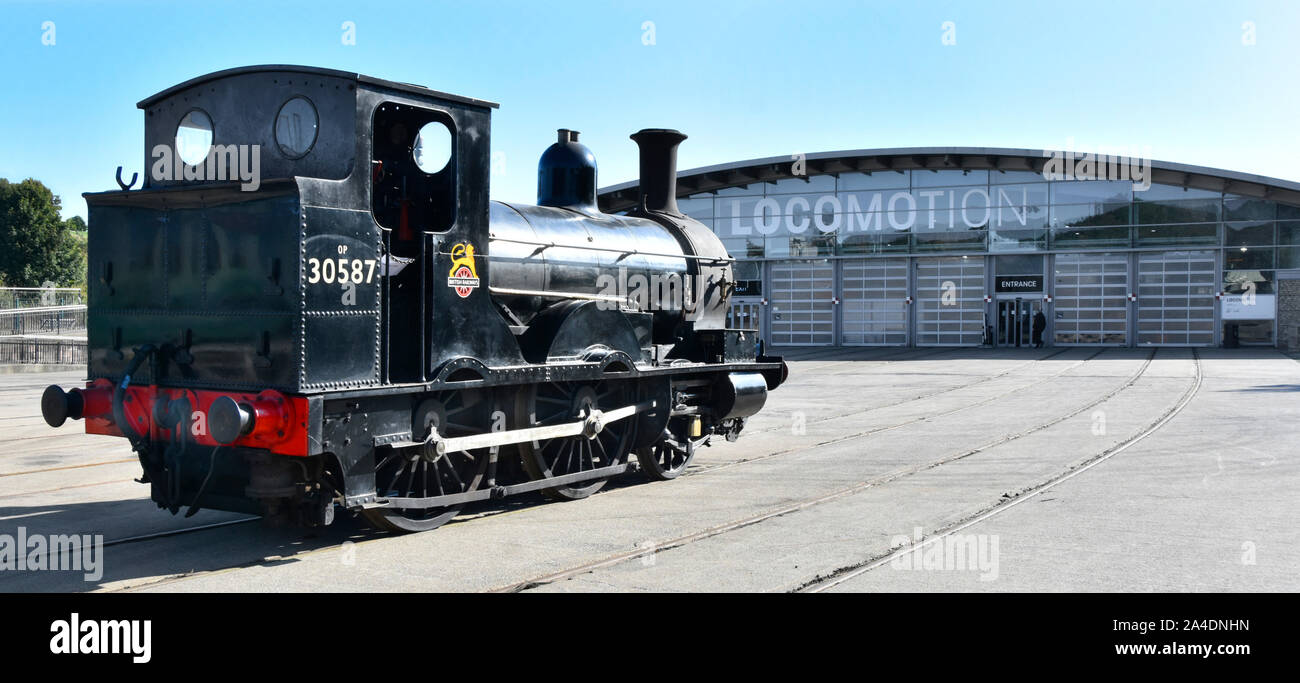 Vue panoramique Retour & British Rail noir 2-4-0WT 30587 locomotive à vapeur à partir de 1874 au Musée ferroviaire de Shildon Locomotion County Durham UK Banque D'Images