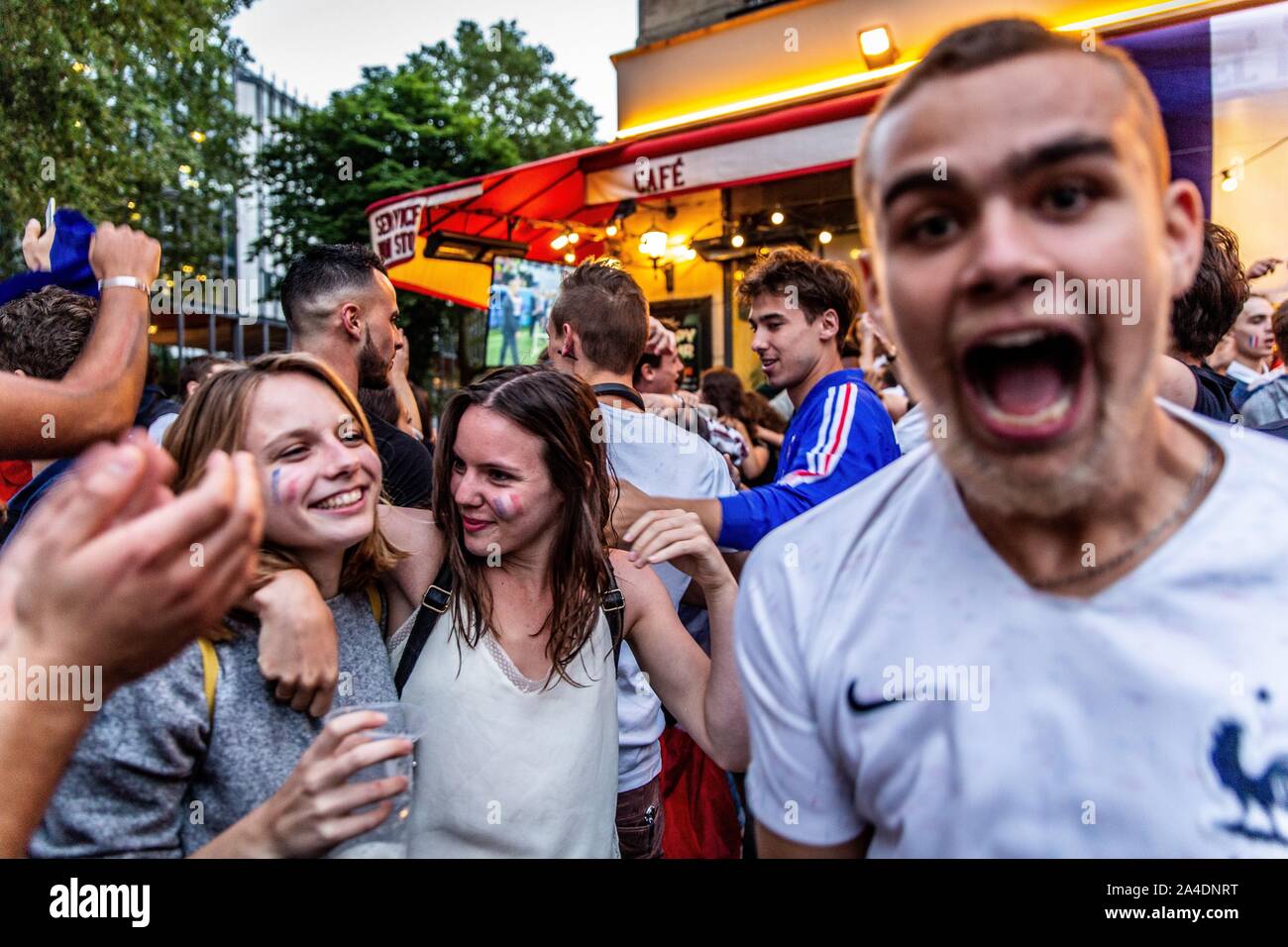 Scène DE LIESSE APRÈS LA VICTOIRE DE L'équipe française de football en demi-FINALE DE LA COUPE DU MONDE, BOULEVARD SAINT GERMAIN, PARIS, FRANCE, EUROPE Banque D'Images