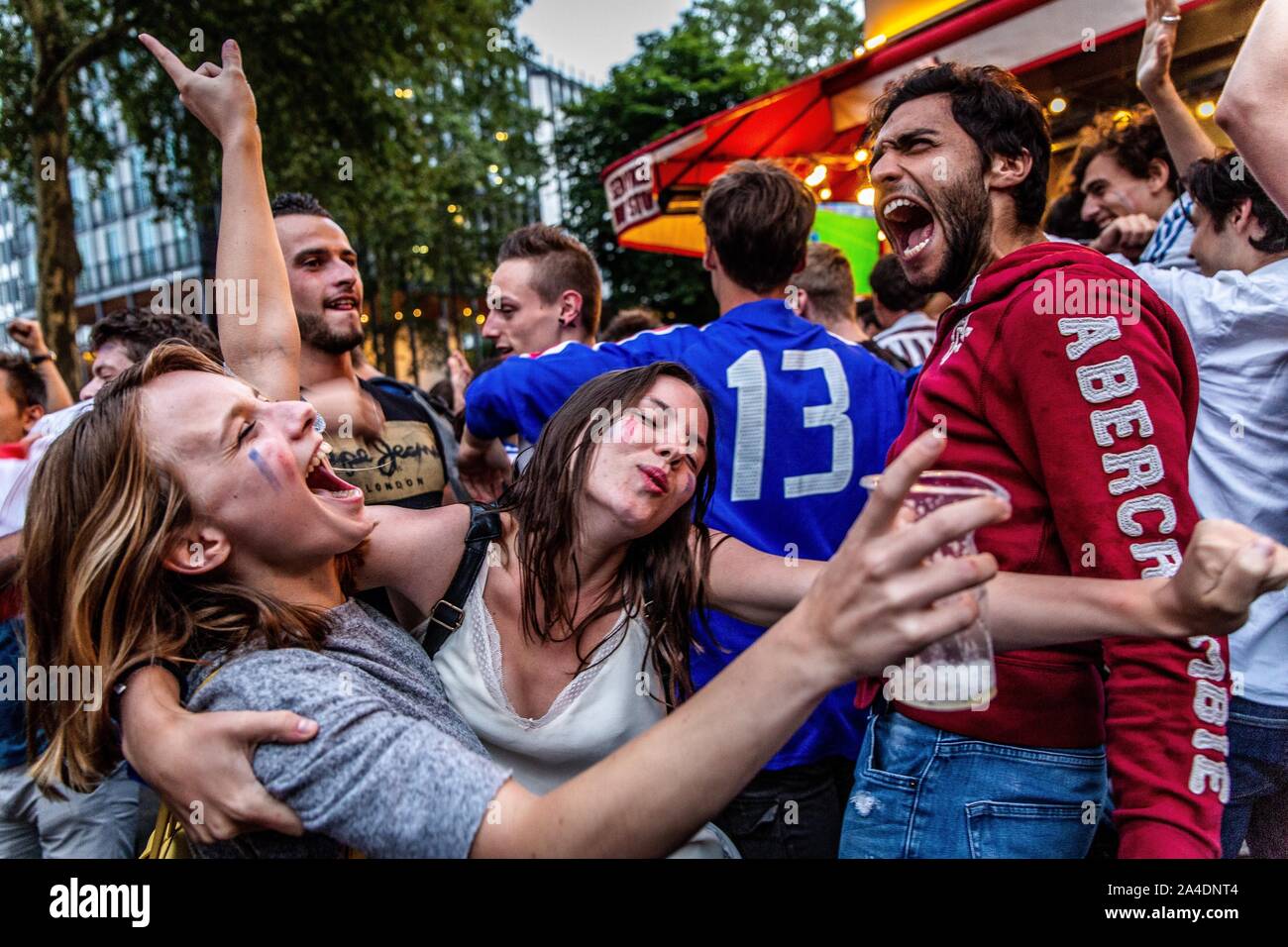 Scène DE LIESSE APRÈS LA VICTOIRE DE L'équipe française de football en demi-FINALE DE LA COUPE DU MONDE, BOULEVARD SAINT GERMAIN, PARIS, FRANCE, EUROPE Banque D'Images