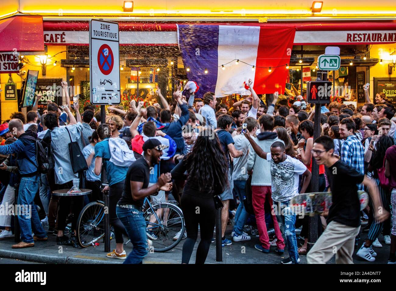 Scène DE LIESSE APRÈS LA VICTOIRE DE L'équipe française de football en demi-FINALE DE LA COUPE DU MONDE, BOULEVARD SAINT GERMAIN, PARIS, FRANCE, EUROPE Banque D'Images