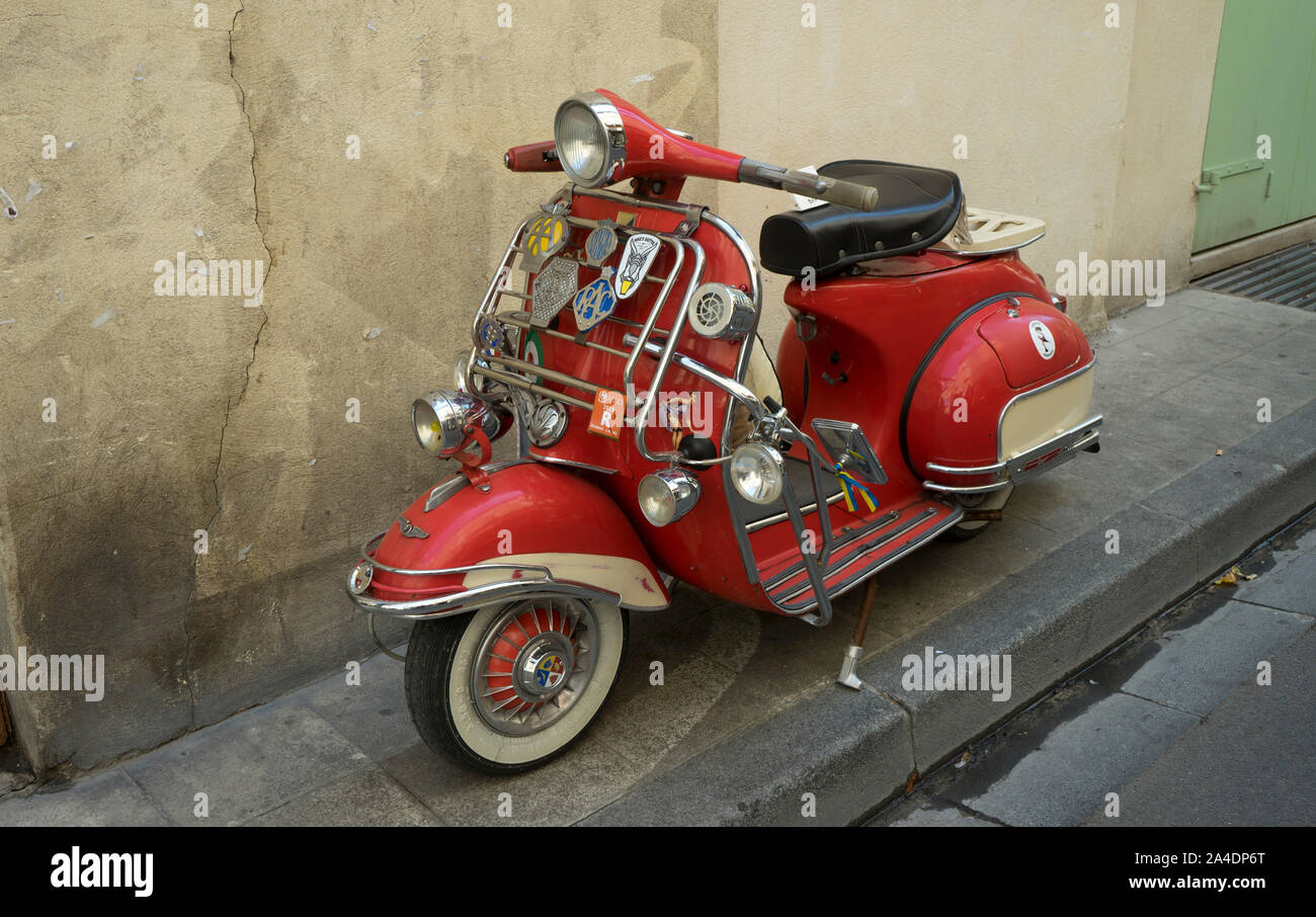 Vieux classique Vespa moto dans la ville de Arles dans le sud de la France  Photo Stock - Alamy