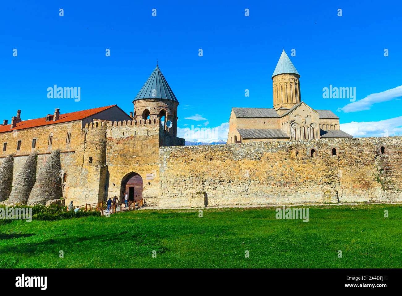 Vue panoramique d'Alaverdi monastère orthodoxe en région Kakhetia en Géorgie près de montagnes du Caucase Banque D'Images