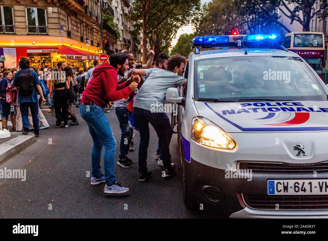 FANS ET D'AGENTS DE POLICE FRATERNISER, SCÈNE DE LIESSE APRÈS LA VICTOIRE DE L'équipe française de football en demi-FINALE DE LA COUPE DU MONDE, FRANCE - Belgique, PARIS, FRANCE, EUROPE Banque D'Images