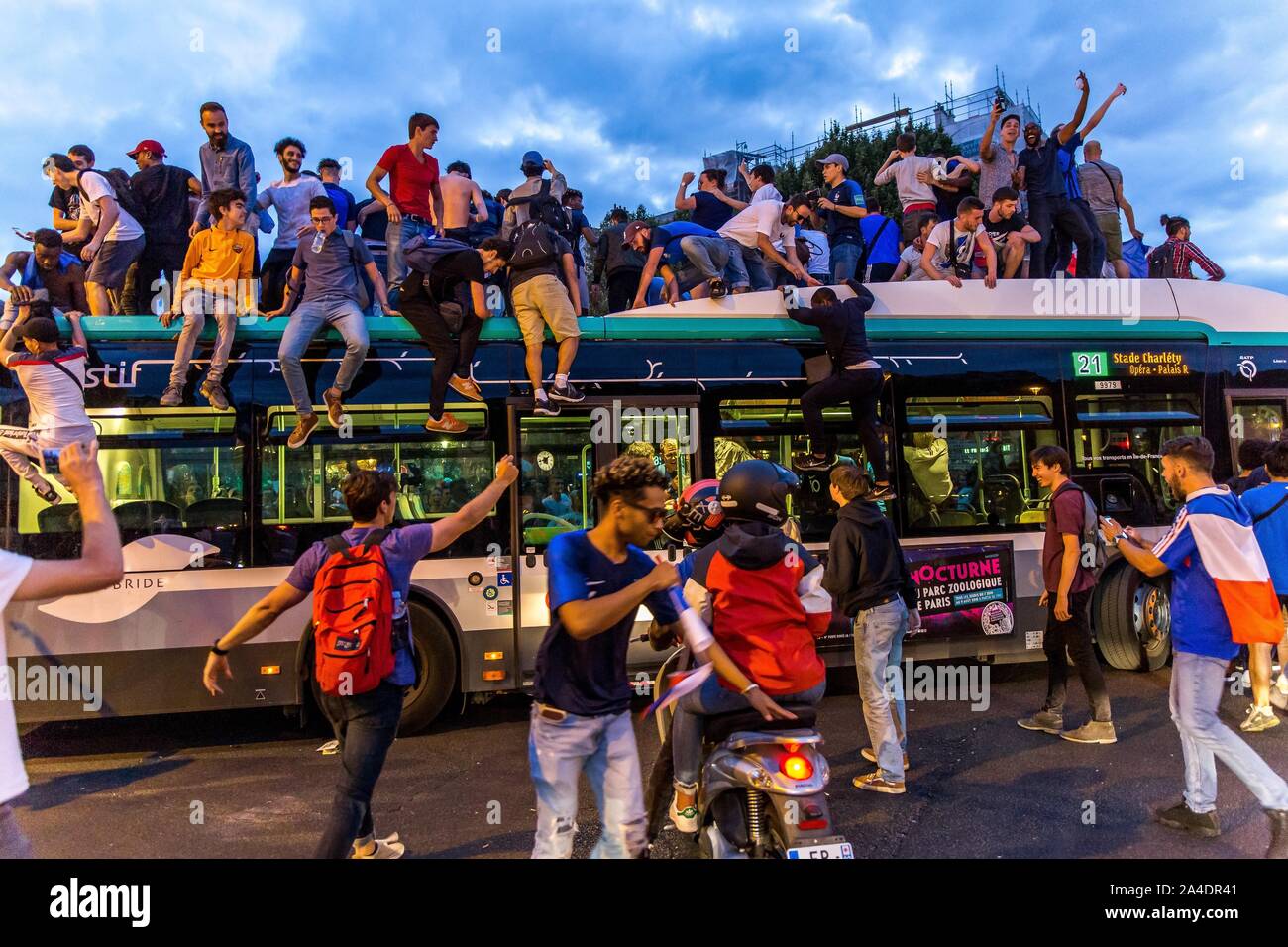 FANS SUR UN BUS DES TRANSPORTS PUBLICS RATP, SCÈNE DE LIESSE APRÈS LA VICTOIRE DE L'équipe française de football en demi-FINALE DE LA COUPE DU MONDE, FRANCE - Belgique, PLACE SAINT MICHEL, PARIS, FRANCE, EUROPE Banque D'Images