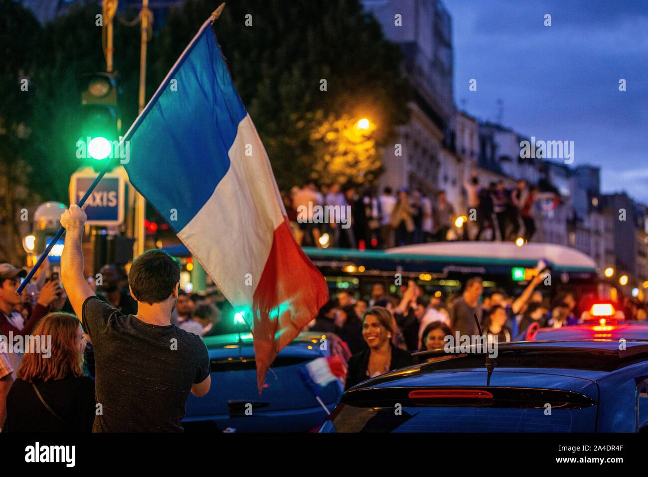 FANS SUR UN BUS DES TRANSPORTS PUBLICS RATP, SCÈNE DE LIESSE APRÈS LA VICTOIRE DE L'équipe française de football en demi-FINALE DE LA COUPE DU MONDE, FRANCE - Belgique, PLACE SAINT MICHEL, PARIS, FRANCE, EUROPE Banque D'Images