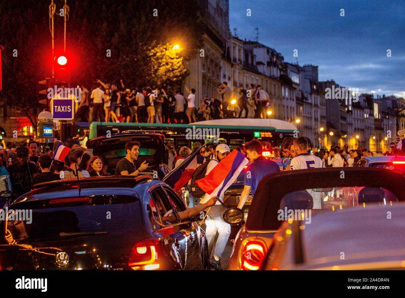 FANS SUR UN BUS DES TRANSPORTS PUBLICS RATP, SCÈNE DE LIESSE APRÈS LA VICTOIRE DE L'équipe française de football en demi-FINALE DE LA COUPE DU MONDE, FRANCE - Belgique, PLACE SAINT MICHEL, PARIS, FRANCE, EUROPE Banque D'Images