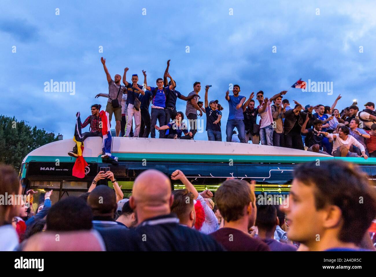 FANS SUR UN BUS DES TRANSPORTS PUBLICS RATP, SCÈNE DE LIESSE APRÈS LA VICTOIRE DE L'équipe française de football en demi-FINALE DE LA COUPE DU MONDE, FRANCE - Belgique, PLACE SAINT MICHEL, PARIS, FRANCE, EUROPE Banque D'Images