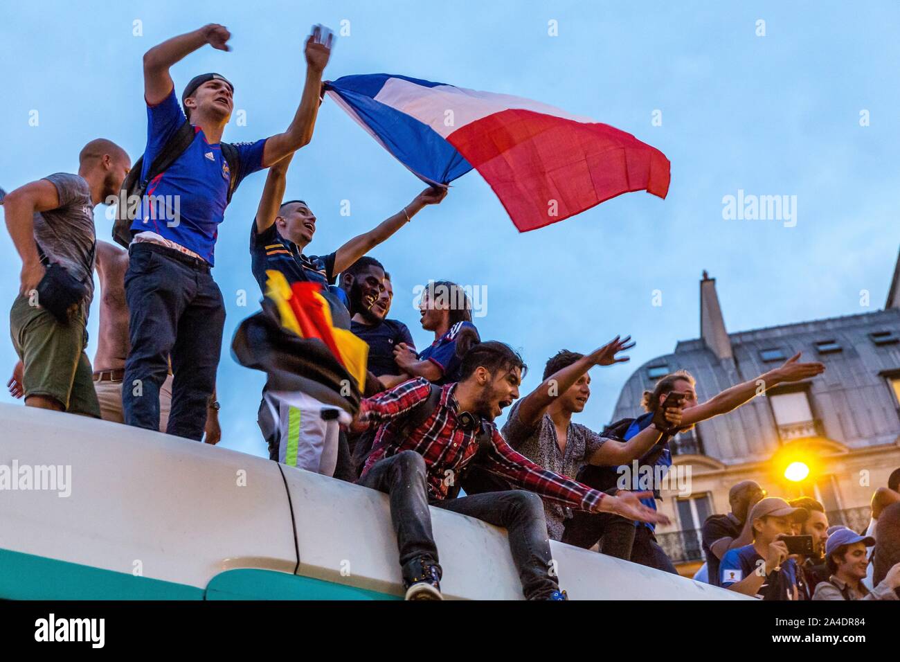 FANS SUR UN BUS DES TRANSPORTS PUBLICS RATP, SCÈNE DE LIESSE APRÈS LA VICTOIRE DE L'équipe française de football en demi-FINALE DE LA COUPE DU MONDE, FRANCE - Belgique, PLACE SAINT MICHEL, PARIS, FRANCE, EUROPE Banque D'Images