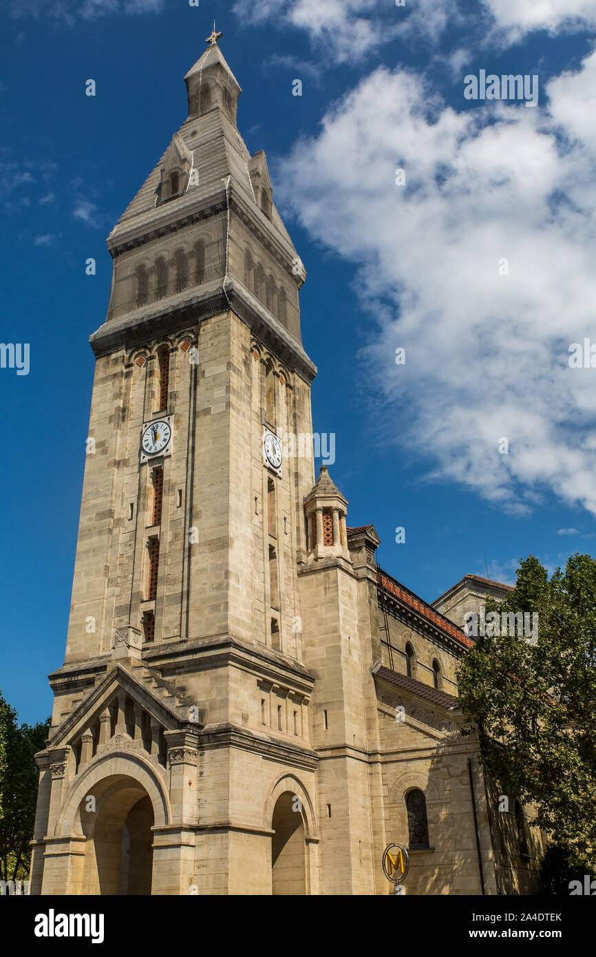 L'ÉGLISE SAINT PIERRE DE MONTROUGE, PLACE VICTOR ET HÉLÈNE B.SC., QUARTIER ALÉSIA, Paris, 14ème ARRONDISSEMENT DE PARIS, FRANCE, EUROPE Banque D'Images