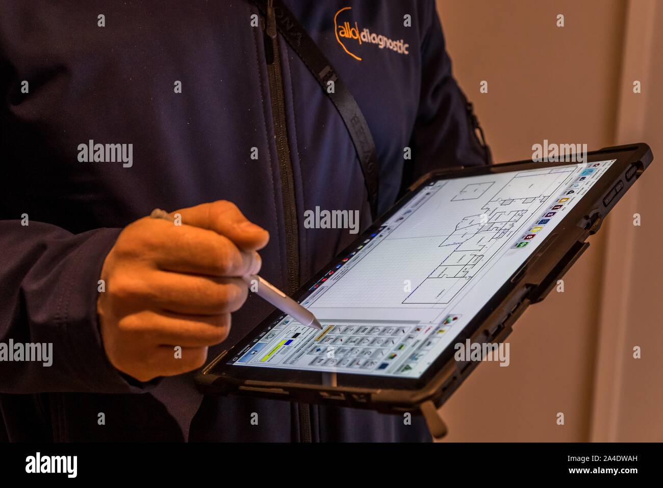 Des mesures DES PROPRIÉTÉS DE L'illustration, LE CALCUL DE LA SUPERFICIE Loi Carrez, DIAGNOSTICS DE BIENS IMMOBILIERS, DANS UN APPARTEMENT, PARIS (75) Banque D'Images