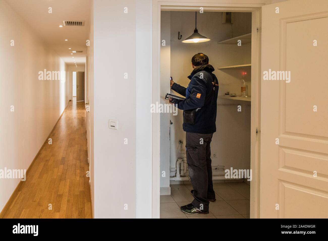 Des mesures DES PROPRIÉTÉS DE L'illustration, LE CALCUL DE LA SUPERFICIE Loi Carrez, DIAGNOSTICS DE BIENS IMMOBILIERS, DANS UN APPARTEMENT, PARIS (75) Banque D'Images