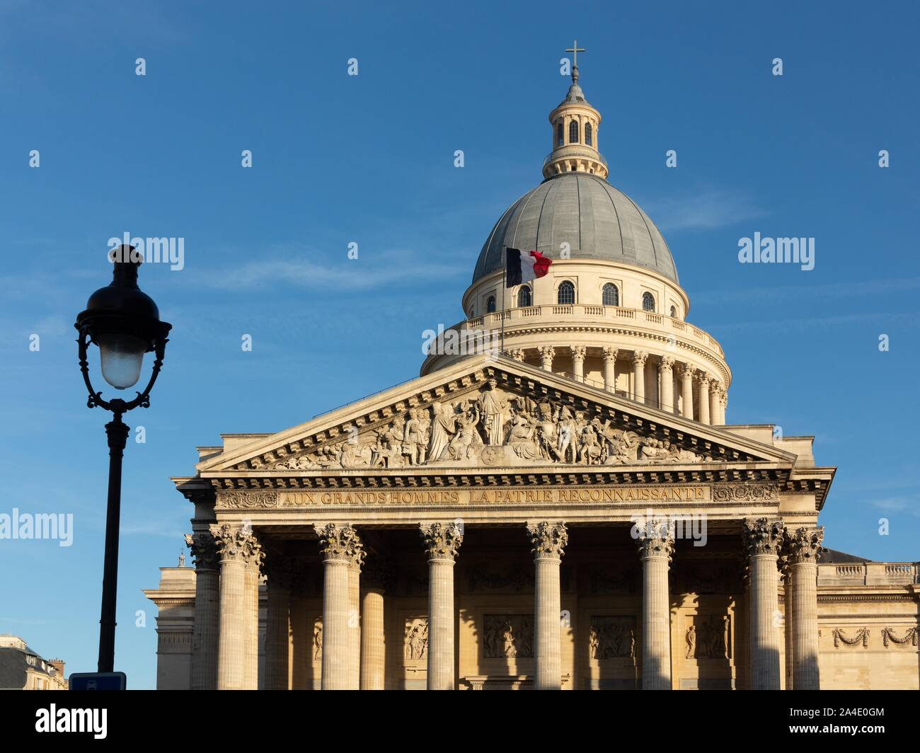Le Panthéon, SITUÉ SUR LA PLACE DU PANTHÉON SUR LA MONTAGNE SAINTE-GENEVIÈVE, AU CŒUR DU QUARTIER LATIN. Elle rend hommage à d'illustres personnages QUI ONT MARQUÉ L'HISTOIRE DE FRANCE, 5ème arrondissement, Paris (75), FRANCE Banque D'Images