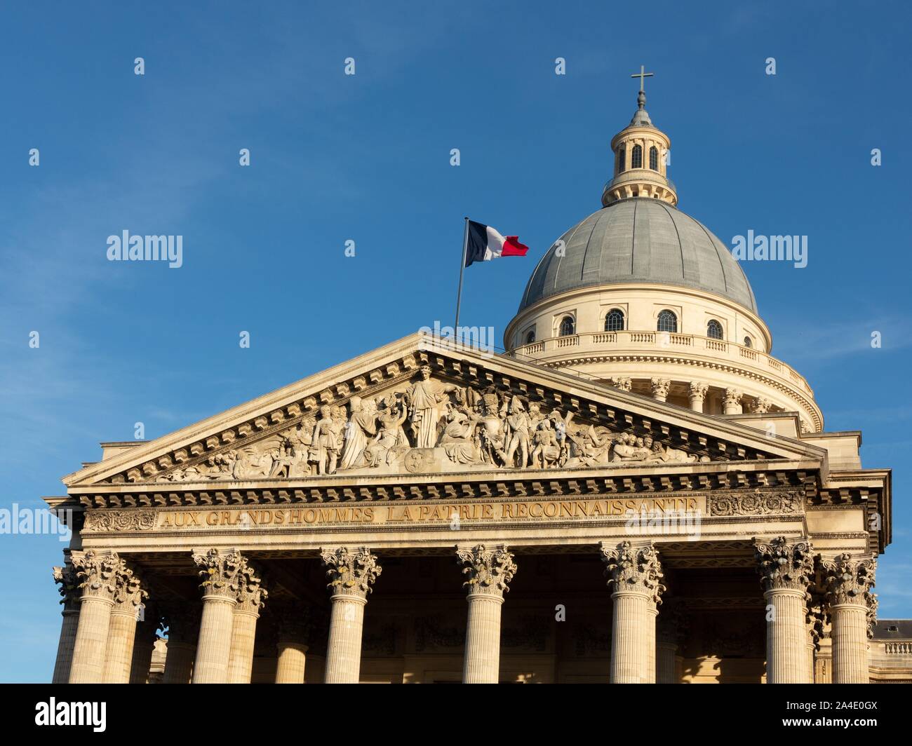 Le Panthéon, SITUÉ SUR LA PLACE DU PANTHÉON SUR LA MONTAGNE SAINTE-GENEVIÈVE, AU CŒUR DU QUARTIER LATIN. Elle rend hommage à d'illustres personnages QUI ONT MARQUÉ L'HISTOIRE DE FRANCE, 5ème arrondissement, Paris (75), FRANCE Banque D'Images
