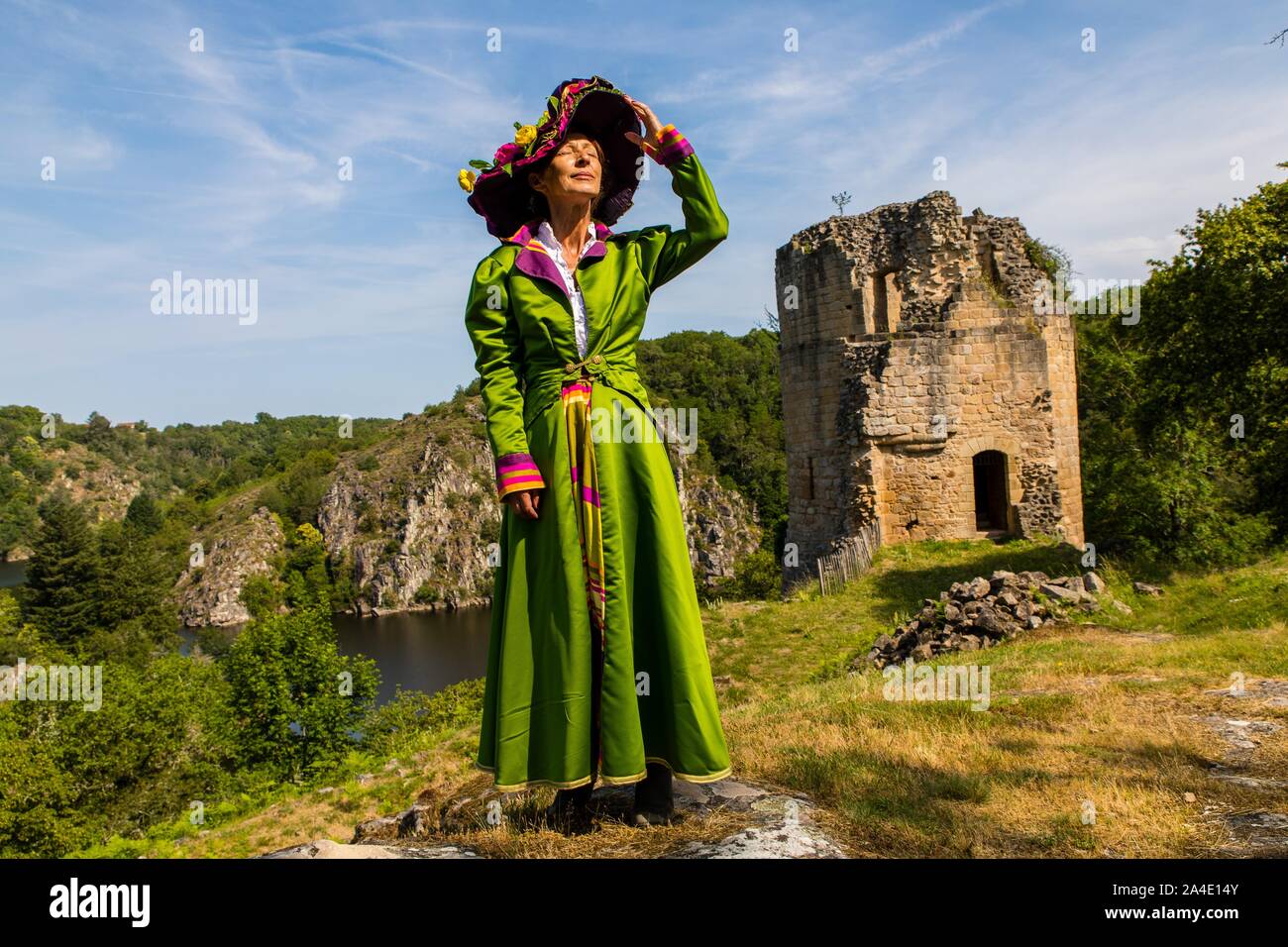 Visite THÉÂTRALISÉE DANS L'ESPRIT DE GEORGES SAND, château fort médiéval de CROZANT, (23) CREUSE, Limousin, Aquitaine, France Banque D'Images