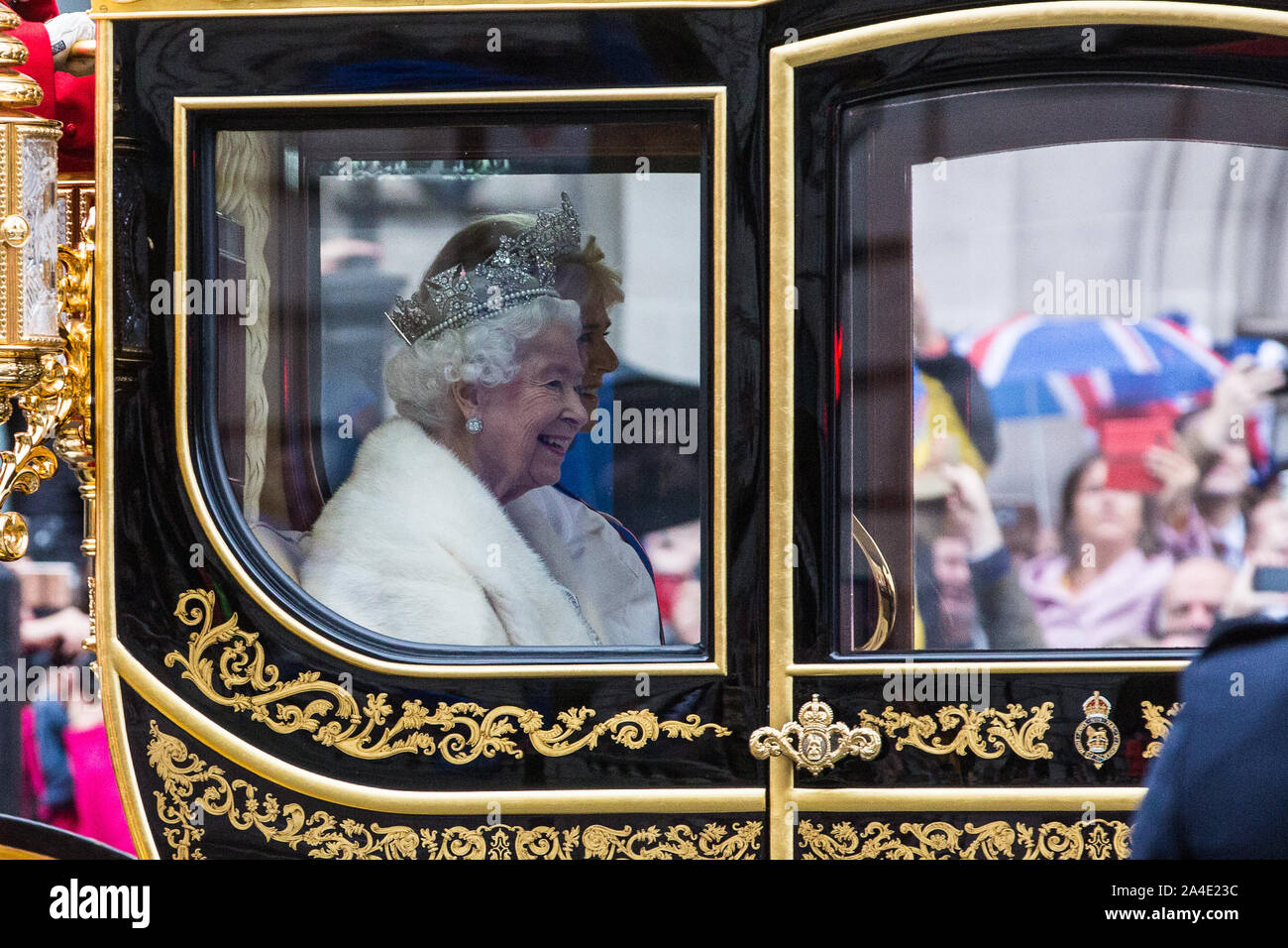 Londres, Royaume-Uni. 14 octobre, 2019. La Reine fait son chemin le long de Whitehall, assis à côté de la duchesse de Cornouailles dans un état coach construit en 2010, en route de Buckingham Palace à la Chambre des lords pour l'ouverture du Parlement et d'un très controversé Discours de la reine. Credit : Mark Kerrison/Alamy Live News Banque D'Images