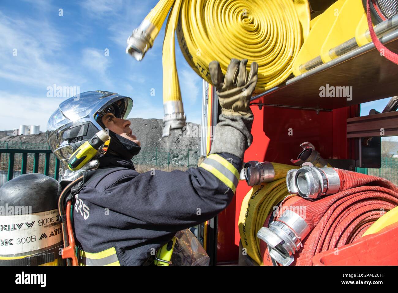 Exercice incendie À L'ENTREPRISE DE FABRICATION DE COLORANTS COLORIS GLOBAL COLORING CONCEPT, LES POMPIERS DU VAL D'ARIEGE SERVICES D'URGENCE, PAMIERS (09), FRANCE Banque D'Images