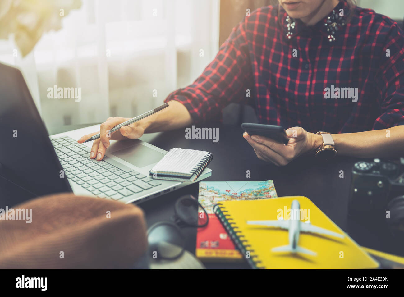 La planification de voyage de vacances jeunes femmes prendre les réservations et de recherche d'informations en ligne Banque D'Images