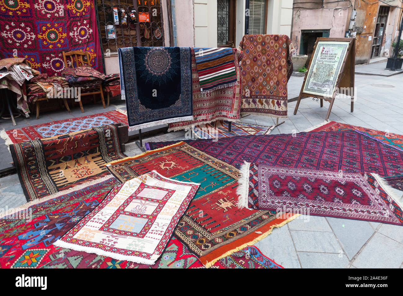 Tbilissi, Géorgie - 28 Avril 2019 : Assortiment de race blanche et de tapis orientaux représentés dans une boutique géorgienne locale Banque D'Images